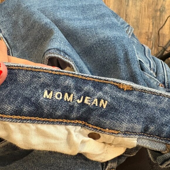American Eagle medium wash Mom Jeans - Picture 5 of 6
